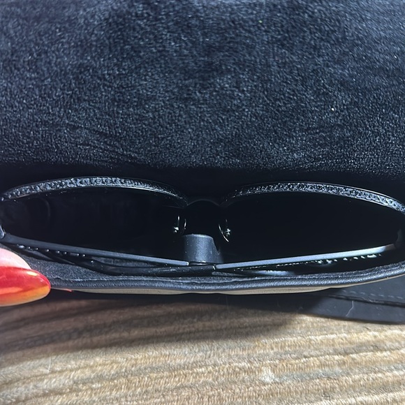 🎄🎄Low Start🎄🎄Chanel sunglasses gently used with pouch, glass case and Sonny’s - Picture 6 of 17